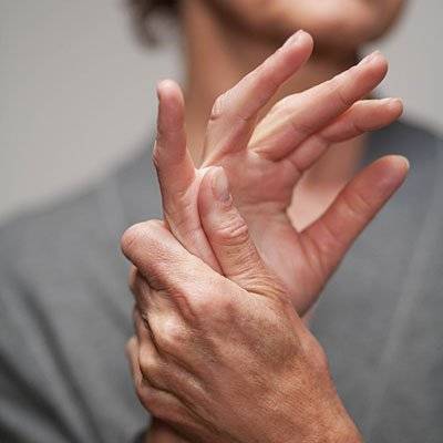 reumatinės artritas rankų šepečiai kaip elgtis su nugaros skausmu ir reumatoidinio sąnarių skausmas