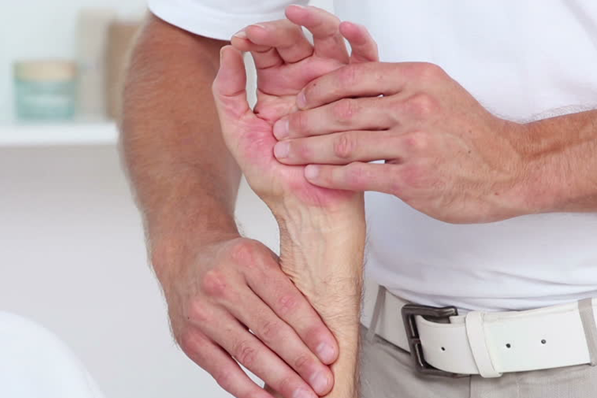 rankos rieso sanario skausmas pertrauka bendrą priežastis gydymas