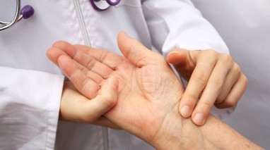 gydymo artritas sąnarių šepečių rankos