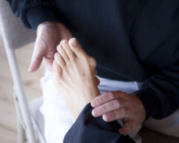 skauda kojos pirsta gydymas lobs ir sąnarių skausmas